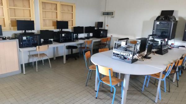 Une classe de seconde en demi-groupe sur ordinateurs pendant un TP de SNT